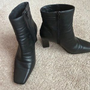 Women's Boots Ankle Black Zip Side Size 6M Heels 3 Inches (Brand: Apostrophe)